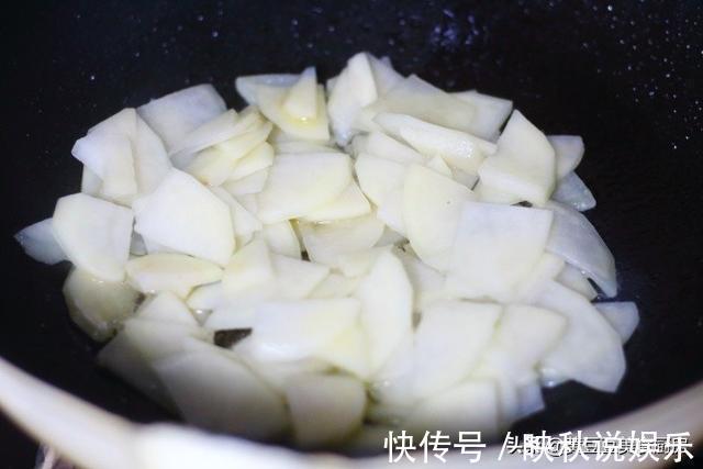 小米椒|土豆别再炒土豆丝了，这种做法才是孩子最爱的，炒一盘都不够吃