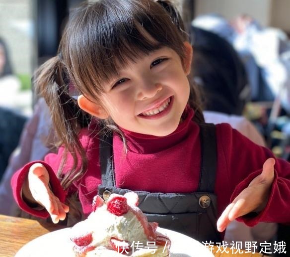 小女孩|鬼灭之刃,六岁萝莉cos堕姬引发争议,父母解释牵强,行动已证明