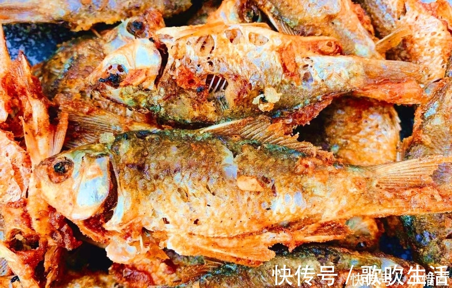 面粉|炸鲫鱼时,用面粉还是淀粉?大厨教您一招,鲫鱼外酥里嫩,真香