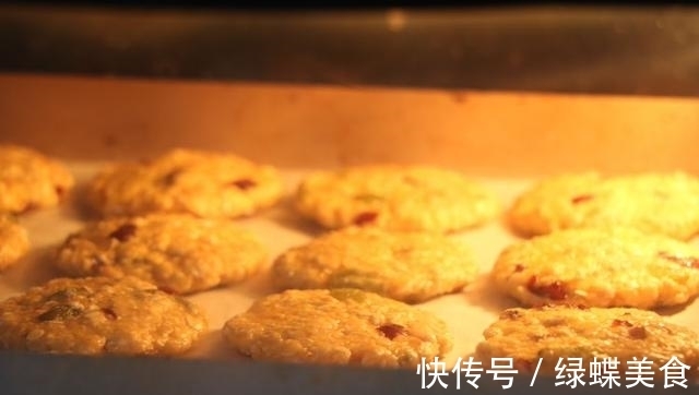 燕麦饼|燕麦别总泡奶喝，打个鸡蛋低温烹饪，吃不怕又比包子馒头好吃