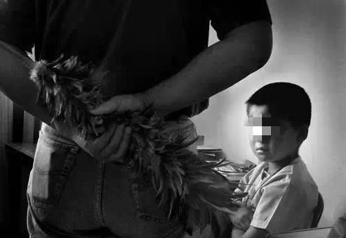 为人父母|6岁男孩因未洗漱睡觉,被妈妈踢死,易怒的父母有多可怕