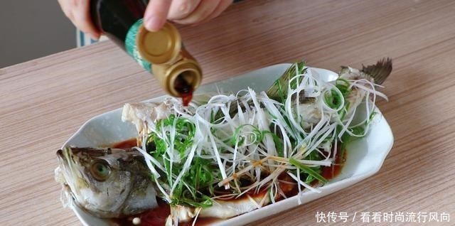 清蒸鱼放盐和料酒就错了，教你正确做法，又鲜又嫩还不腥，太香了