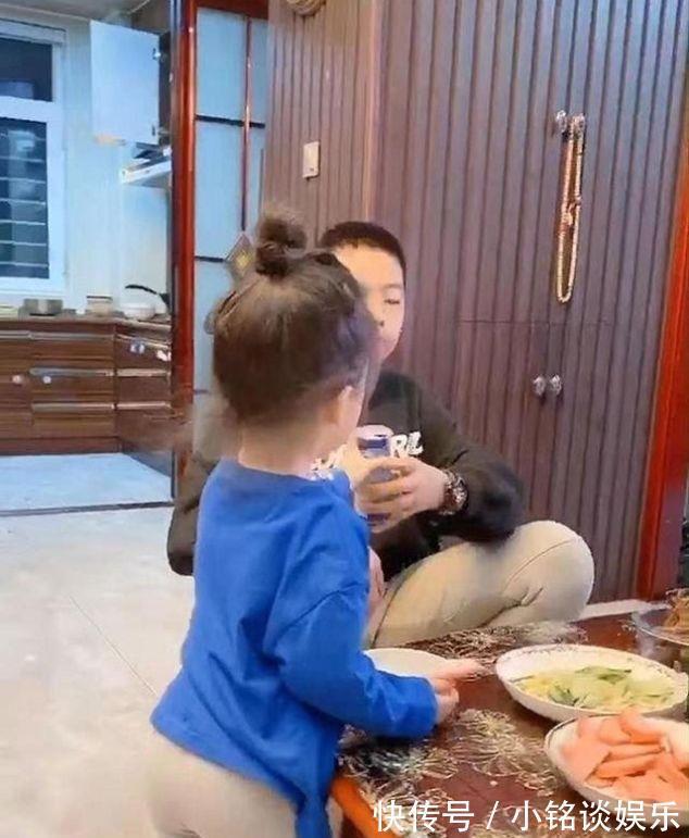 妈妈|女儿在家称王称霸，哥哥放假后，妹妹“不一样了”，妈妈无法淡定