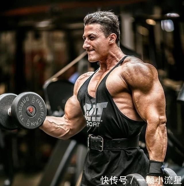 肱二|为什么要先练大肌群?正所谓,新手练腹,高手练胸,大神练腿