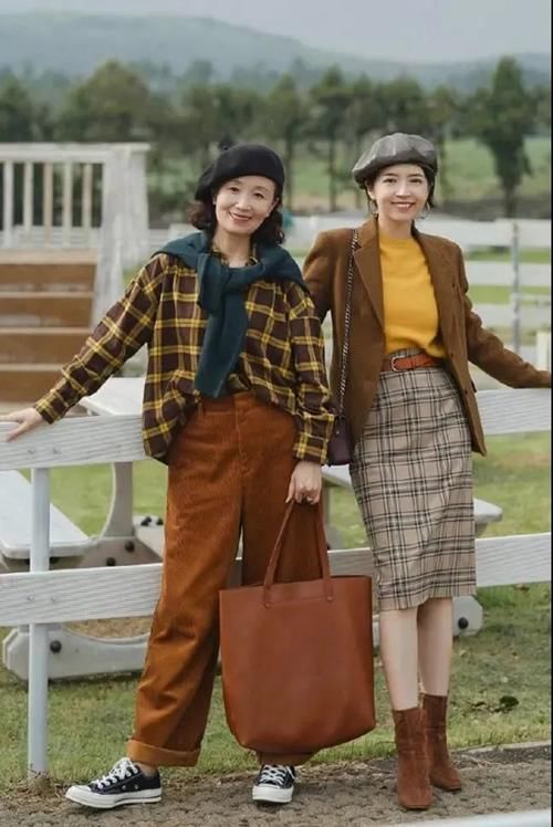 40岁以上的女人学“别人家的妈妈”穿搭,简约气质,减龄有品位!