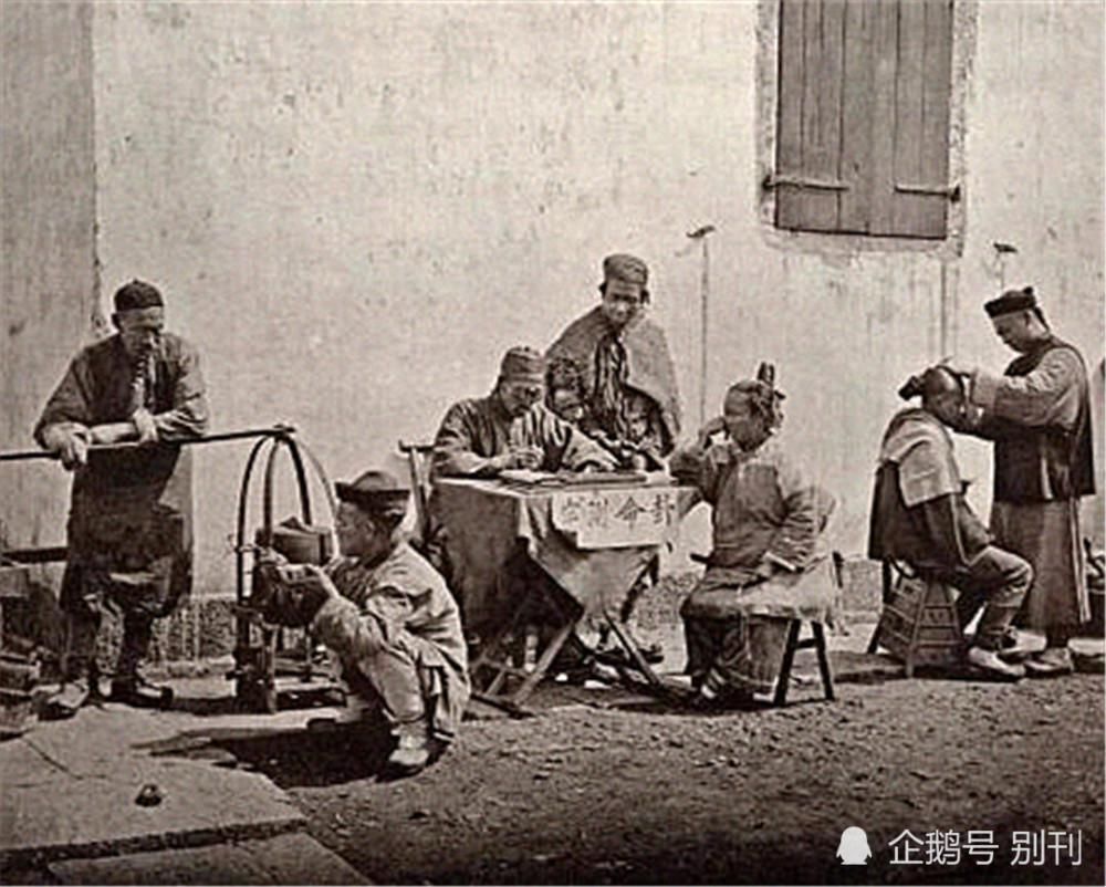 老照片|清朝人家庭老照片，富家太太高端聚会，夫妻合影感觉很般配