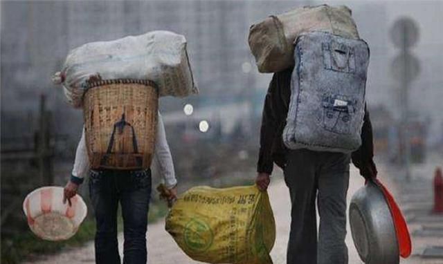 老人|“早知道不生了”,二胎家庭互相推脱责任,老人终被养老院拒收!