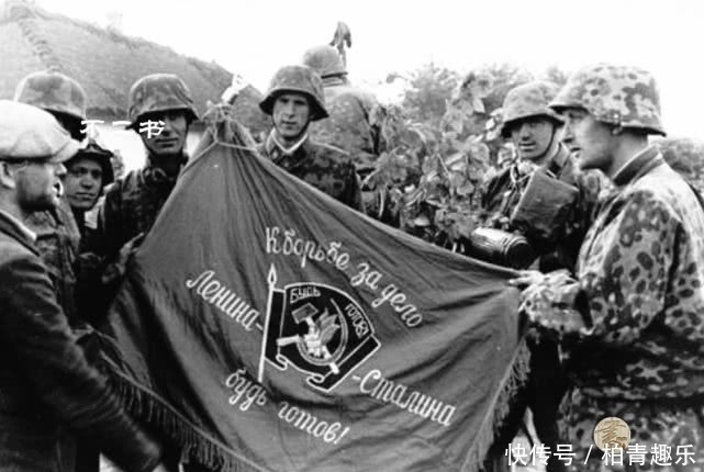 镜头|二战老照片:德军俘获苏军旗帜在镜头中炫耀、苏联平民房屋遭焚烧