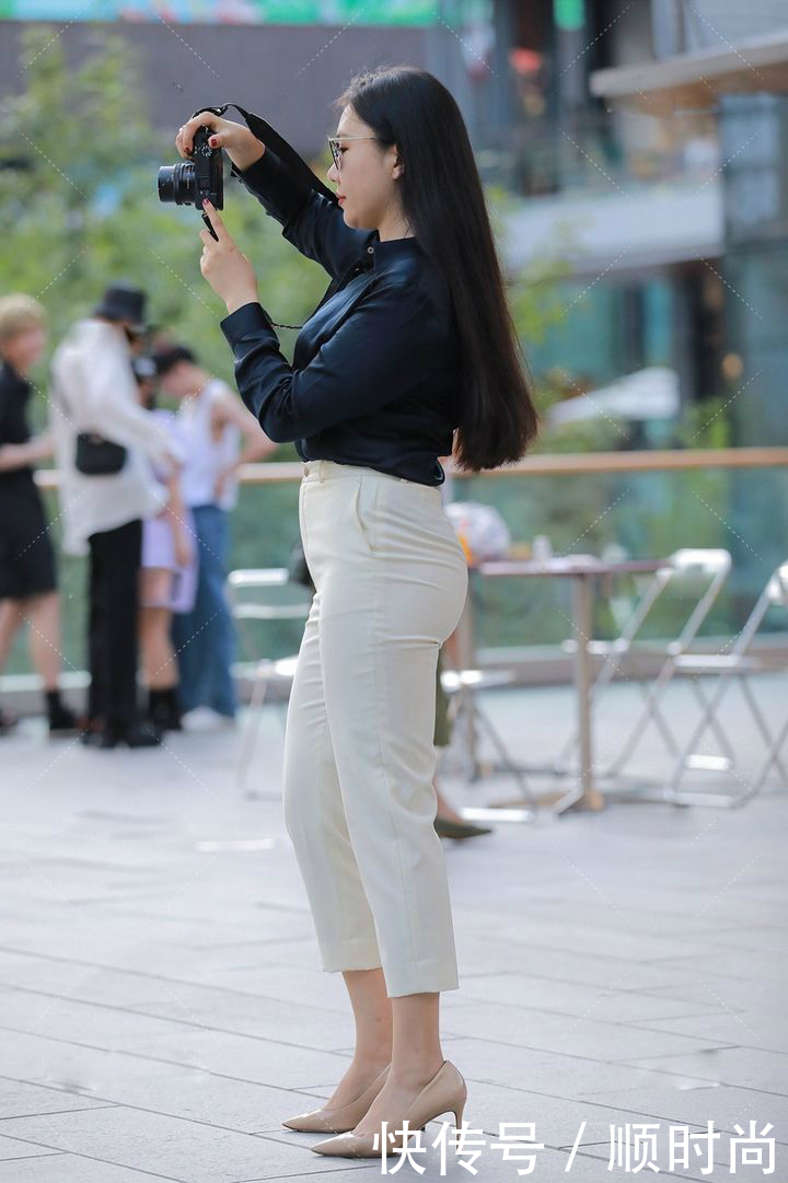 白色裤子搭配衬衫的小姐姐,带来简约干练感,看起来精力充沛