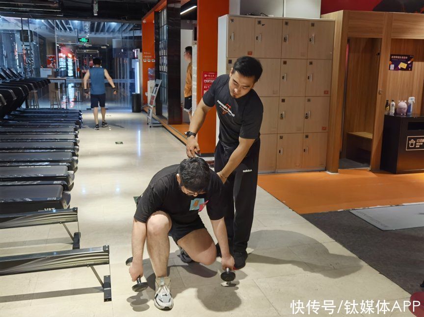 这届年轻人，一到深夜就「打卡」健身房