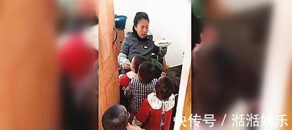 孙子|自从有了四胞胎孙子后, 奶奶在家喂饭都是这样式的, 看完不许笑!