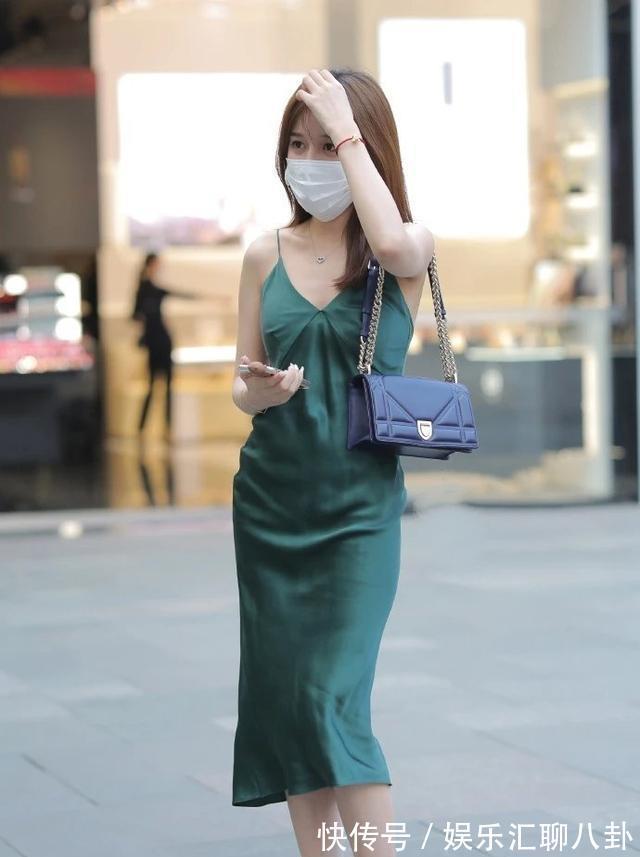 高跟鞋|成熟美女穿上一身蓝色礼服,总透着一种清新、淡雅的气质