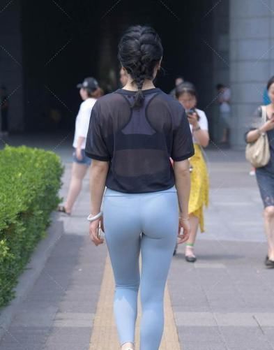 爱运动的辣妈气质动人,魅力无瑕,散发出健康与时尚的美