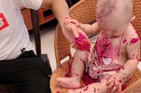 奶爸|“佛系奶爸”带娃吃火龙果走红,娃内心毫无波澜 是爸爸弄得!