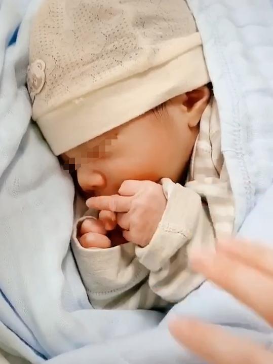 手势|最“拽”宝宝红了,出生19个小时后比摆一个手势,网友:是个狠人