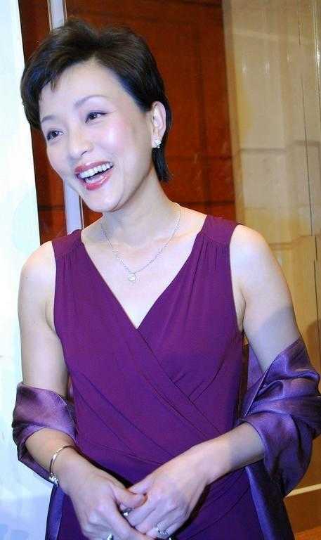 杨澜与老公携手出席活动,穿紫色连衣裙端庄大气,网友:性感撩人