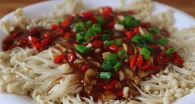 金针菇新吃法，擀面杖压一压，超级下饭，每次连汤汁都不剩下