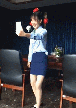 |搞笑GIF趣图:妹子表演的节目搞笑得连自己都忍不住笑场了