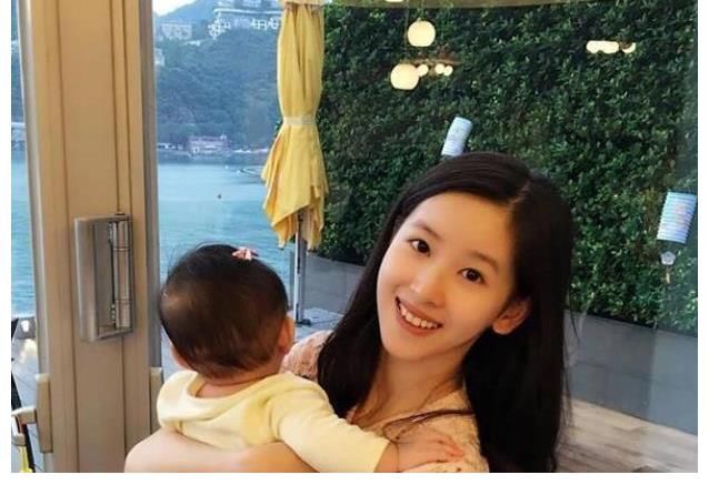 奶茶妹妹|看看刘强东和章泽天的家，地上全是女儿的玩具，真的太接地气了