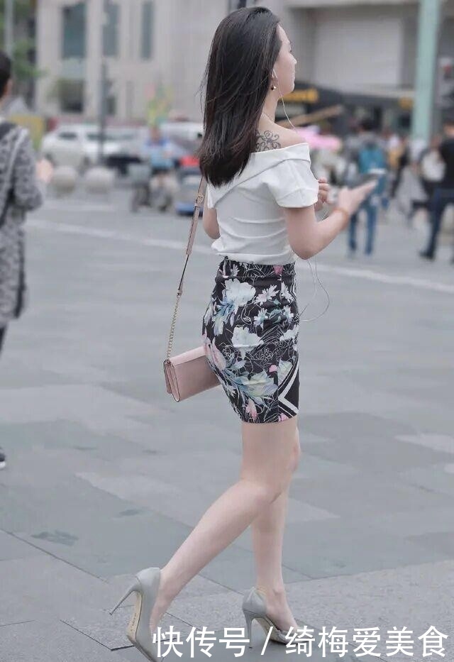有了“A字裙”,还要什么百褶裙,这样穿时髦又修身