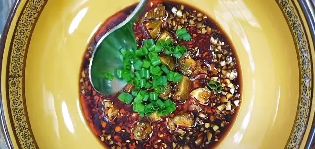 家常版酸辣面的做法，口感劲道麻辣酸爽，从头至尾不超过10分钟