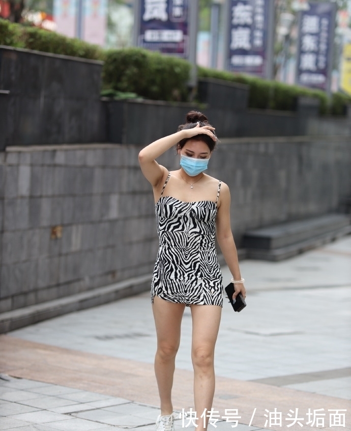 时尚|30岁阿姨的时尚“斑马裙”,蕴藏别样魅力,一般少女难以驾驭