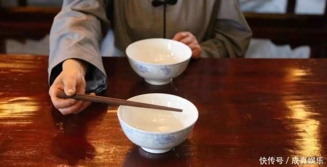 端着碗吃饭|外国人的疑问:为什么中国人要端碗吃饭,这样很不礼貌!
