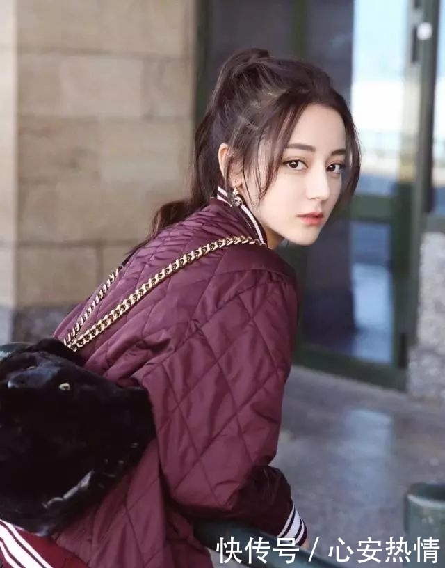 春天把这两种颜色穿在一起，你看起来又贵气又时髦，热巴都在穿