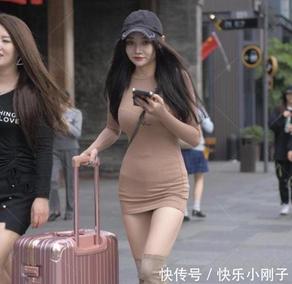 连衣裙 卡其色修身连衣裙搭配黑色鸭舌帽,简单时尚,也很可爱