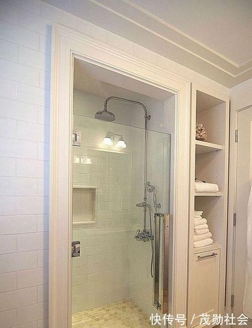 承重墙|现在卫生间流行这样装淋浴区不做到墙,留个20公分还能做储物间