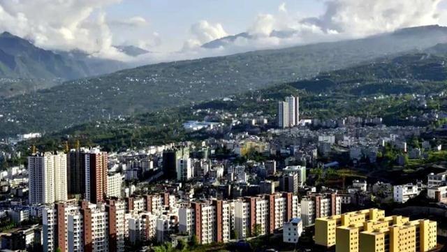 电梯房|中国将迎来第四代住房，家家有院子车停门口，电梯房时代过去了