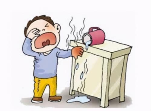 宝妈|孩子被开水烫伤怎么办!先脱衣服还是先冲水,顺序要知道