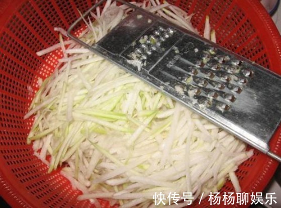 萝卜做馅时，先焯水或者用盐杀水都不对，教你一招，饺子口感特好