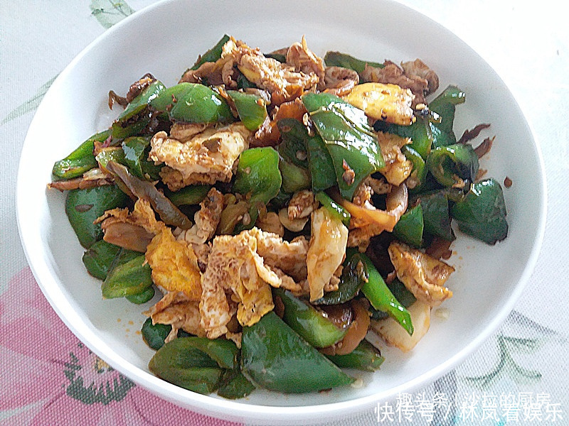抢手|青椒鸡蛋新吃法,爽脆鲜香入味超下饭,比肉还抢手,全家都爱吃