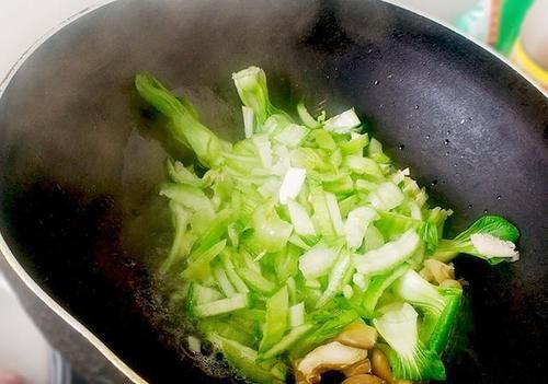  蚝油油菜的家常做法，大厨说2个关键步骤要做好，油菜才入味下饭