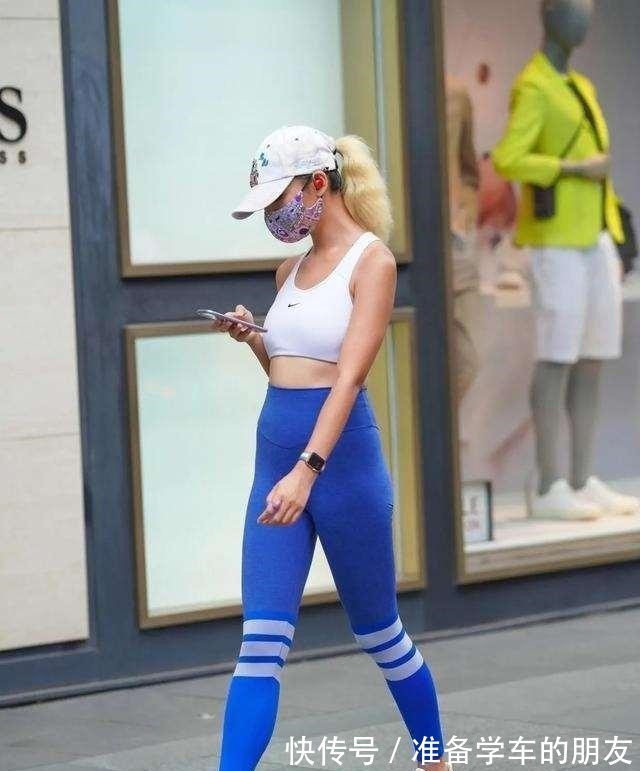 小白鞋 白色运动背心搭配宝蓝打底裤,美丽质感,让你更加的醒目!