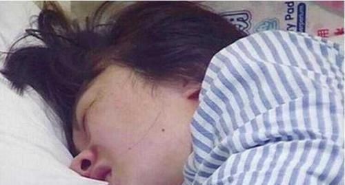 孕妇|26岁孕妇生下龙凤胎,正要缝合时她却大叫“等下”,医生满脸无奈