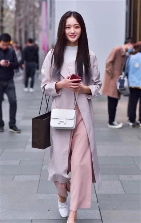 长发|街拍:活泼可爱的时尚小姐姐,柔顺的长发,温柔中不失大气