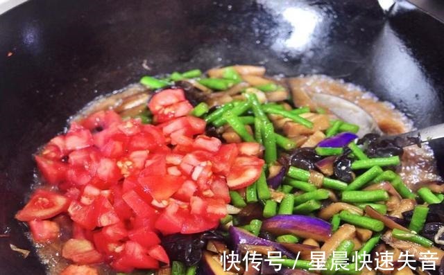 素馅大馄饨，馅大皮薄、营养丰富，满满一口极大地满足！