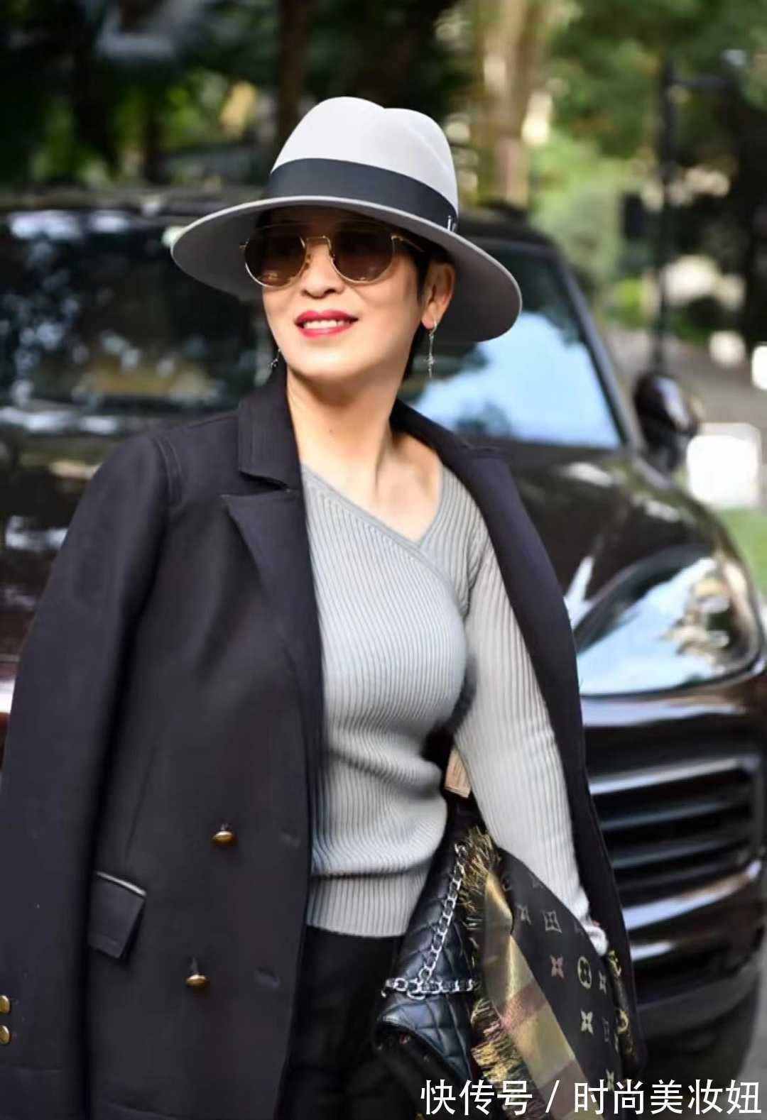 女性们 毛衣如何穿更“显贵”?看这位60岁奶奶的日常穿搭,高级又减龄