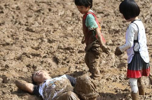 小猪佩奇|孩子在泥巴地里蹦跳,宝妈“怒吼”:千万别给孩子看小猪佩奇