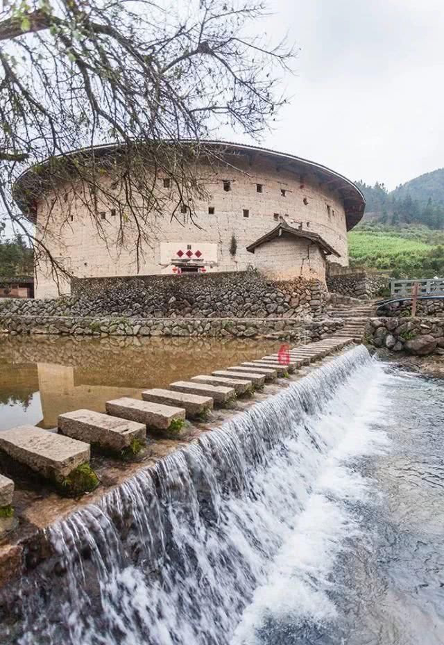 廊柱|这座700年土楼，廊柱居然东歪西斜，第5层还用于放棺木