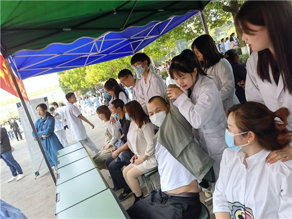 卫校|校园开放日，嘉州卫校康复专业学子向家长展示学习成果