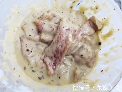 炸酥肉时，只用淀粉和鸡蛋是错的，记住1个小妙招，酥肉香酥不腻