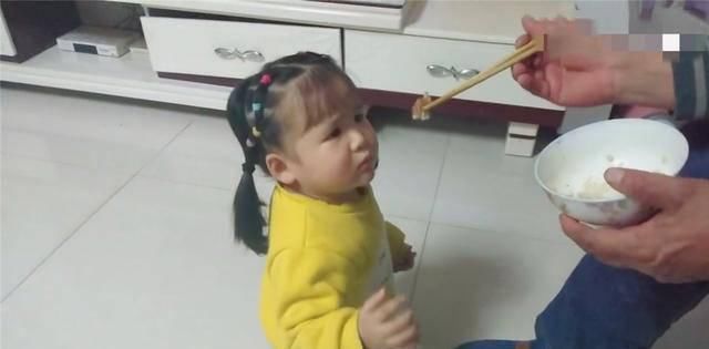 妈妈|女儿不老实吃饭，爸爸拎着“扫帚”冲进屋，随后的操作让妈妈笑翻