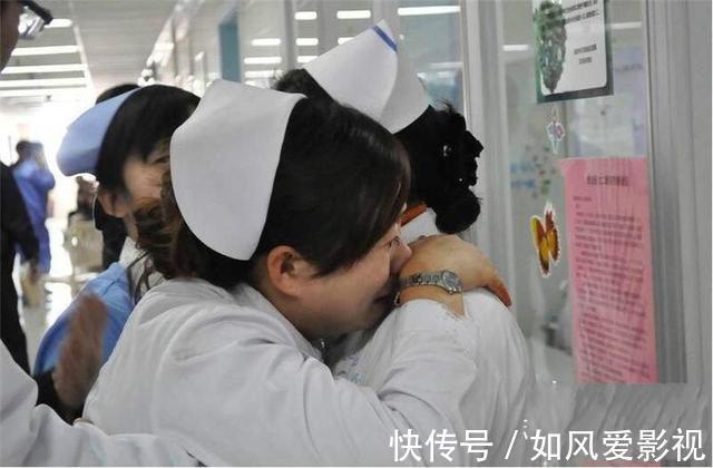 女儿|孕妈深夜生二胎,产房外只有大女儿一人等待,孩子的话让护士泪目