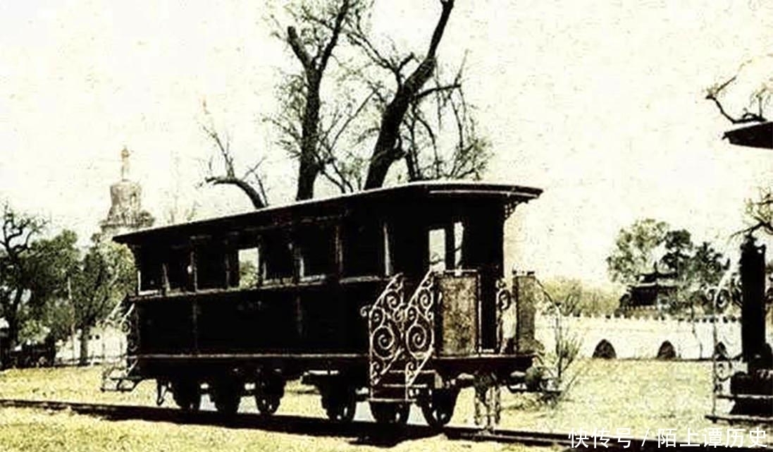 溥仪|历史上过目难忘的瞬间：抱狗的婉容，听收音机的溥仪，演“老生”的孟小冬