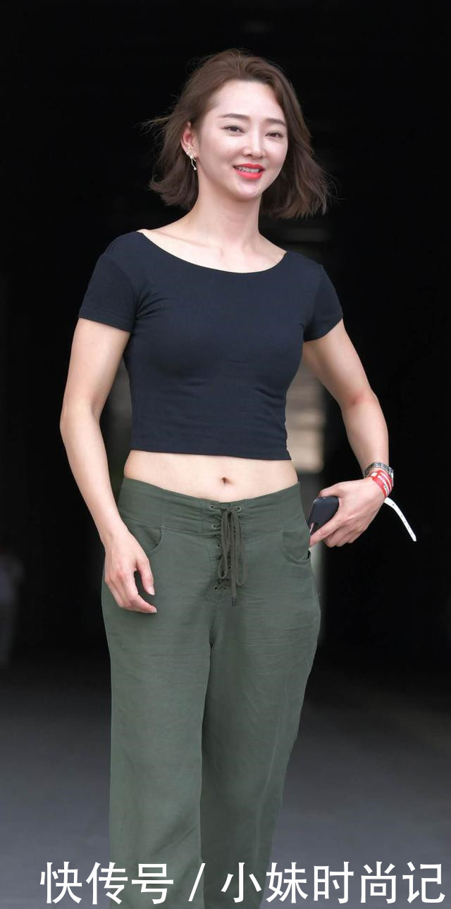 搭配|三十岁最美的搭配,黑色露脐衫配绿色直筒裤,穿出了夏季轻熟的美