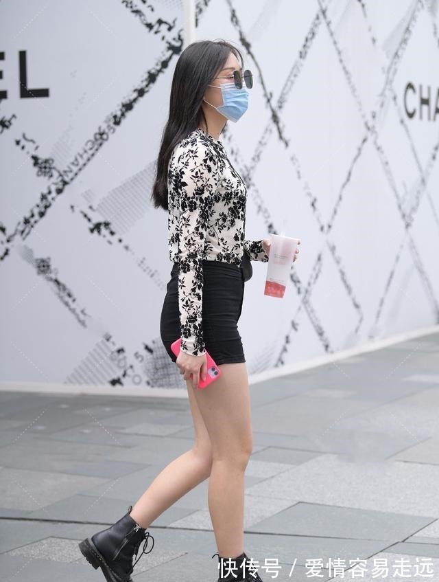 身材高挑 黑色短裤搭配刺绣衫,配合“塞衣角”的穿法,这样打扮又飒又美!