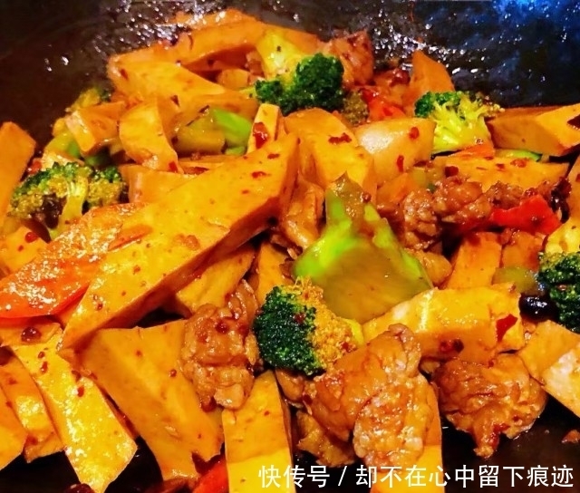 干锅千叶豆腐，香辣可口，堪称米饭杀手